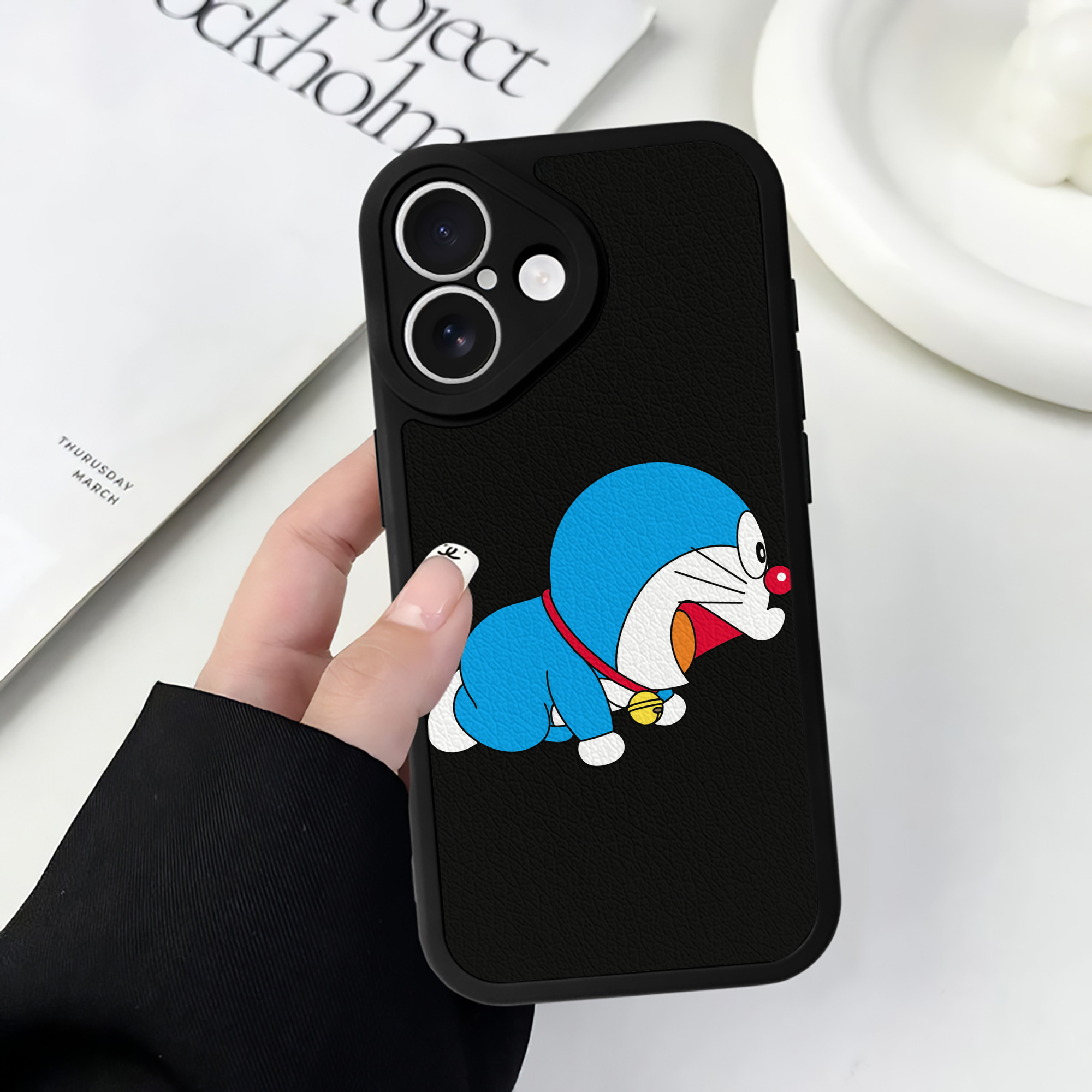 （画像用） ドラえもん Doraemon 【iPhone 16シリーズ対応】シリコンスマホケース（レザー調） 材質：シリコン